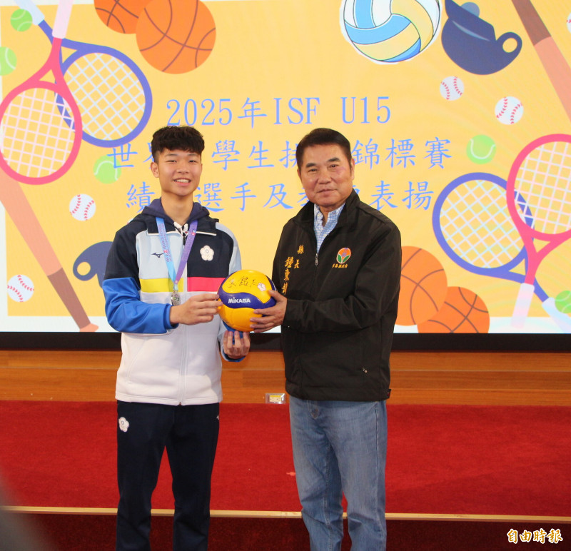 苗栗縣立苑裡高中排球隊長柯昱承（左）致贈簽名球給縣長鍾東錦。（記者張勳騰攝）