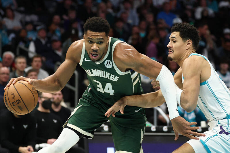 公鹿一哥「字母哥」亞德托昆波（左）。（法新社）