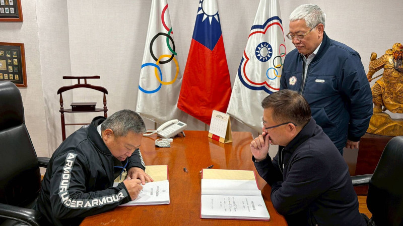 蔡家福（右）與林鴻道（左）完成職務交接清冊簽署。（中華奧會提供）