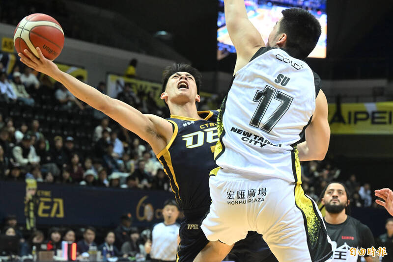 魏嘉豪上籃得分。（記者林正堃攝）