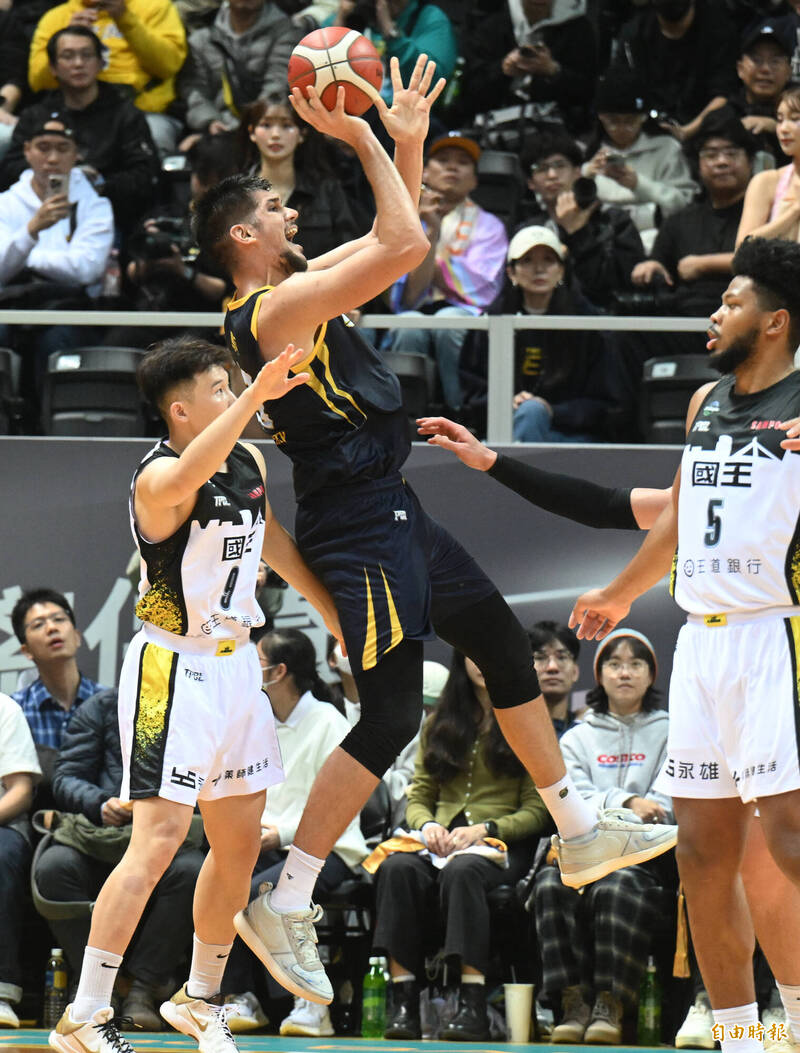 馬可後仰出手。（記者林正堃攝）