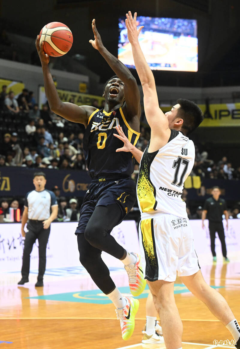 阿巴西上籃得分。（記者林正堃攝）