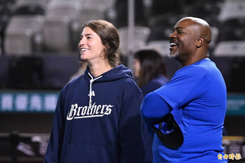 中信兄弟打擊教練莎菈（左）。（資料照，記者陳逸寬攝）