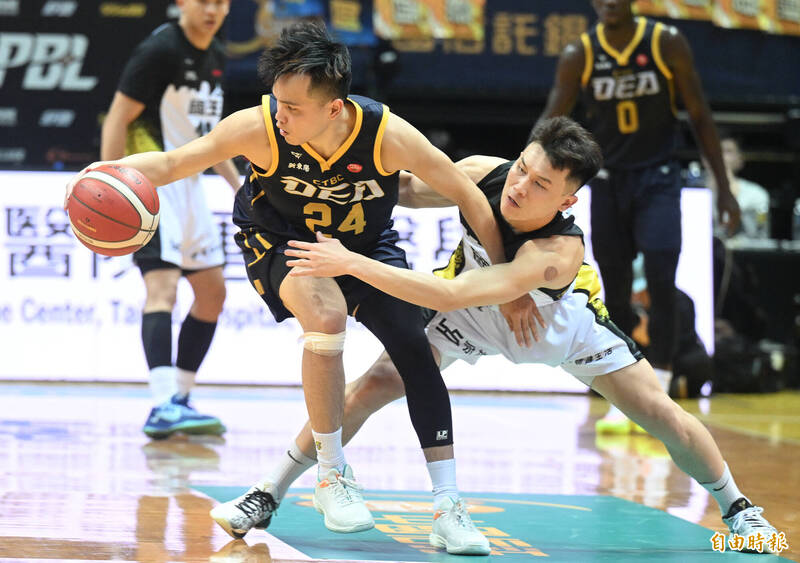 李愷諺試圖抄簡廷兆的球。（記者林正堃攝）