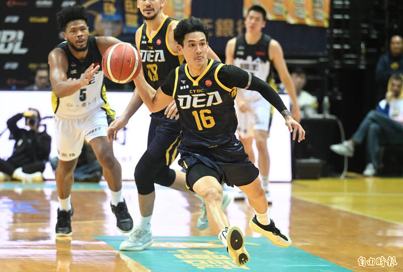 林韋翰發動快攻。（記者林正堃攝）