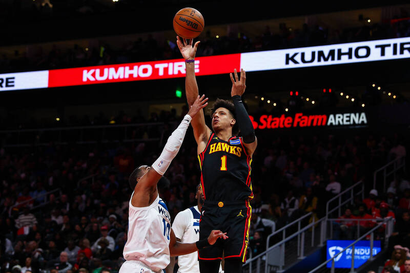 強森豪取34分10籃板6助攻助老鷹中止7連敗。（美聯社）