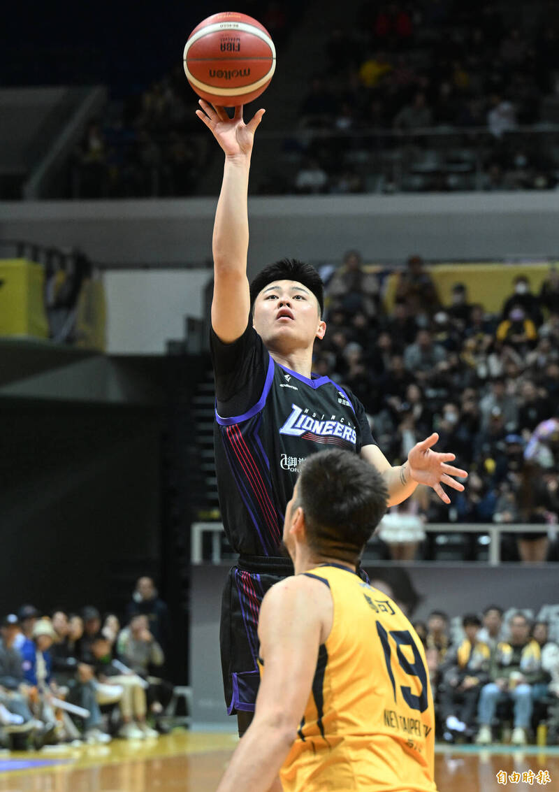 攻城獅劉丞勳拋投得分。（記者林正堃攝）
