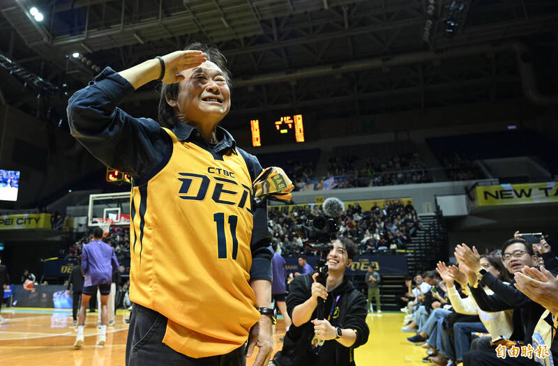 中信特攻賽前特地邀請立法委員王世堅開球。（記者林正堃攝）