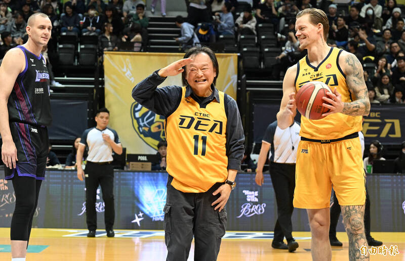 中信特攻賽前特地邀請立法委員王世堅開球。（記者林正堃攝）