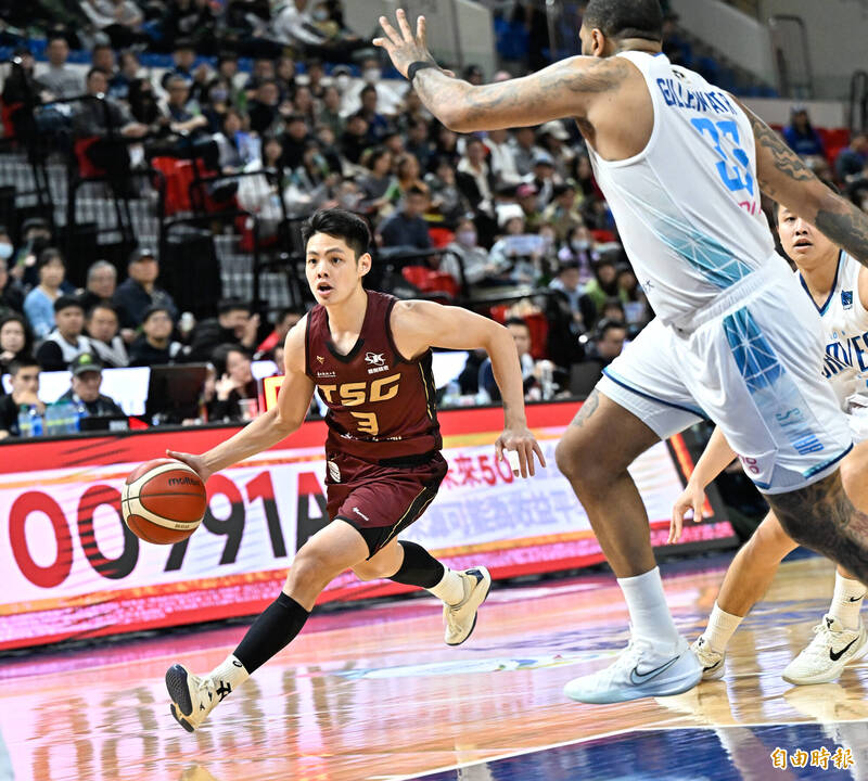 台鋼獵鷹谷毛唯嘉（左）運球突破。（記者陳志曲攝）