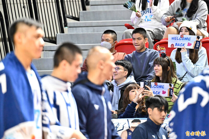 球迷舉牌歡迎富邦勇士林志傑回歸。（記者陳志曲攝）