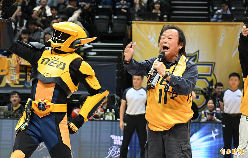中信特攻賽前特地邀請立法委員王世堅開球。（記者林正堃攝）
