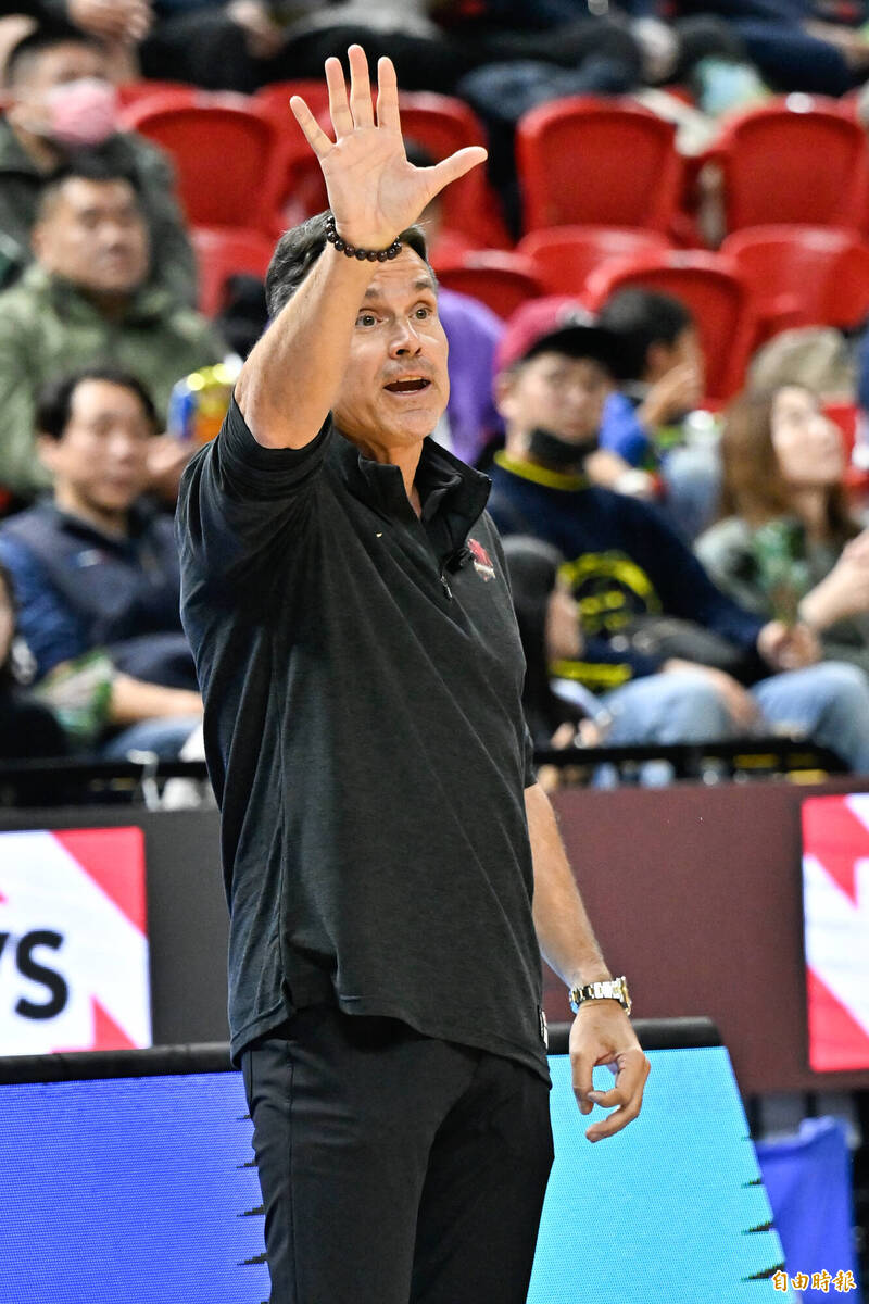 台鋼獵鷹總教練柯納。（記者陳志曲攝）