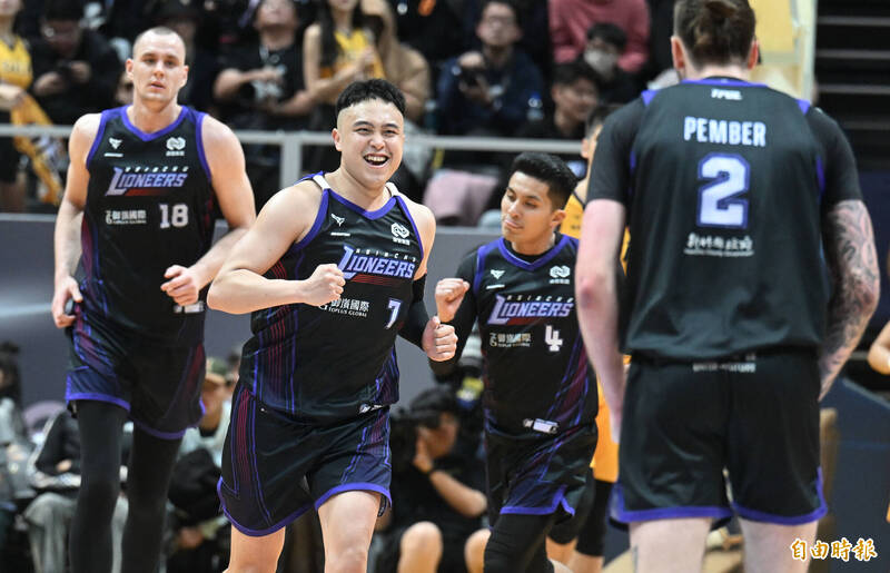 攻城獅曾柏喻（左二）第4節挺身而出率隊獲勝。（記者林正堃攝）