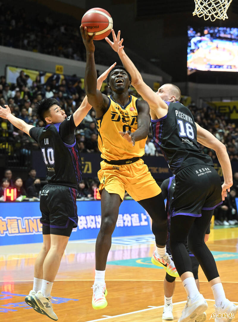 中信特攻阿巴西拉桿上籃得分。（記者林正堃攝）