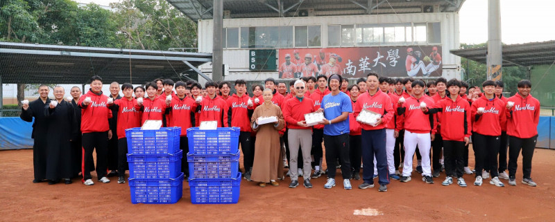 陳鐿中（前排右二）在複賽前捐贈10箱球回饋球隊，將經驗傳承給學弟。（南華大學提供）