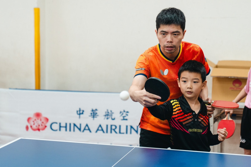 桌球教父莊智淵今天（5日）出席華航公益桌球營，教彰化學童揮拍。（華航提供）