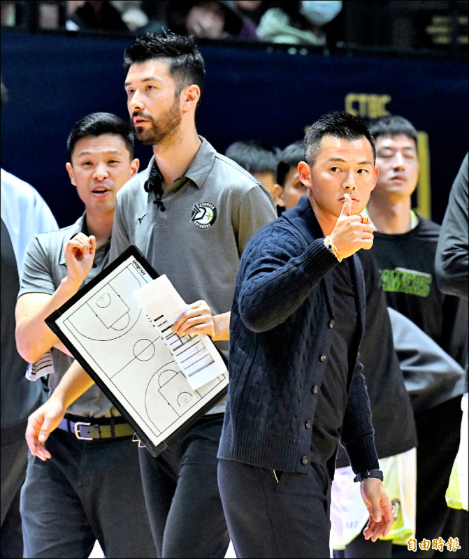 夢想家教頭簡浩（左2）在球隊訓練時祭出懲罰新規定，藉此降低團隊失誤次數。（記者林正堃攝）