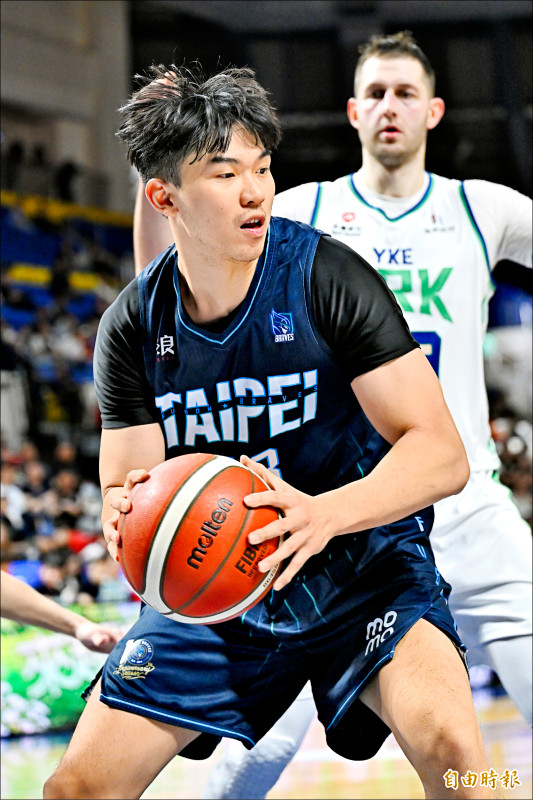 曾祥鈞扛起勇士內線，抓下12顆籃板。（記者陳志曲攝）