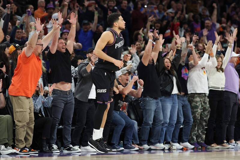 布克投進準絕殺。（法新社）