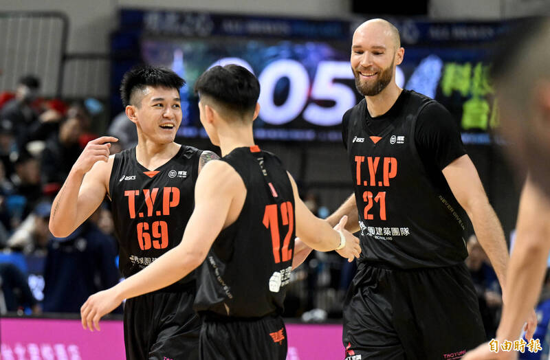 領航猿大勝富邦勇士。（記者林正堃攝）