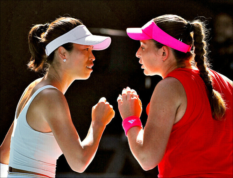 謝淑薇（左）與奧絲塔朋科。（資料照）