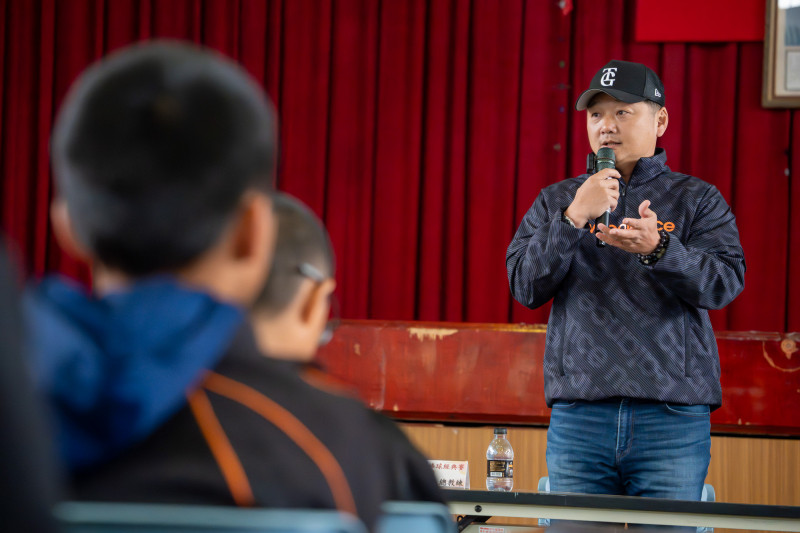 曾豪駒總教練與小球芽面對面對談。（球芽基金提供）