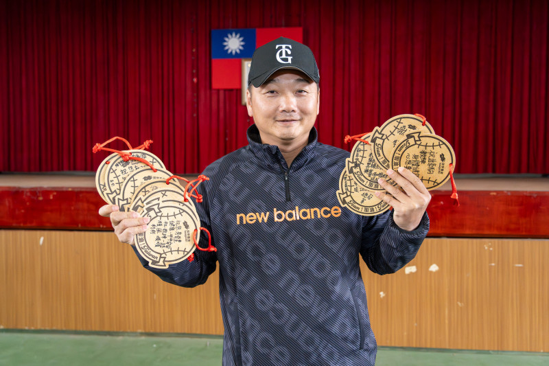 孩子們寫上滿滿祝福的繪馬，送給曾豪駒總教練。（球芽基金提供）