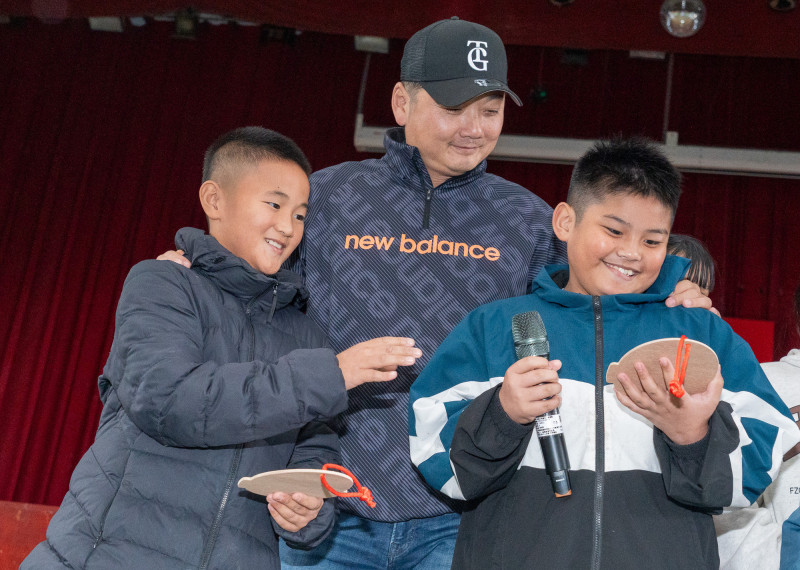 小球芽念出給曾豪駒總教練的祝福，並將繪馬親手送給曾豪駒總教練。（球芽基金提供）