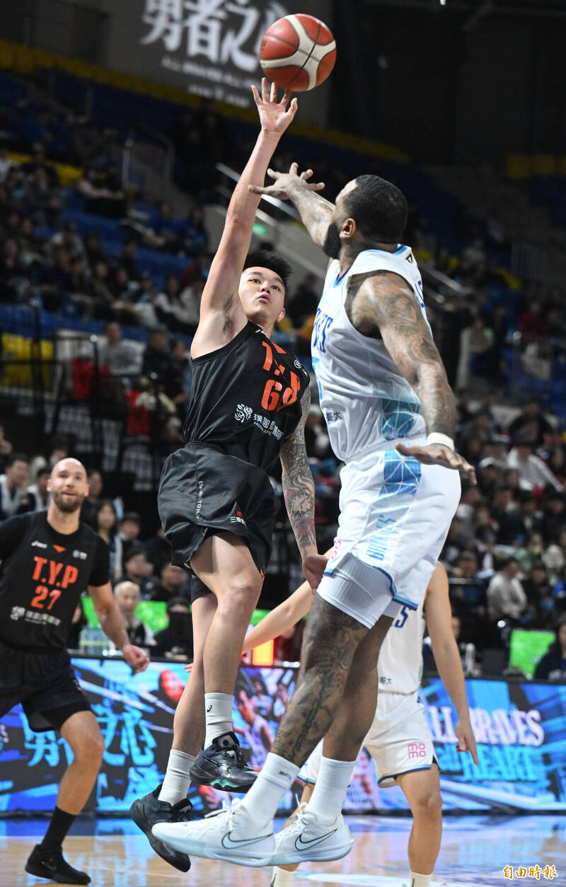 猿一哥盧峻翔（左）繳出本土最高16分，率隊擊潰勇士。（記者林正堃攝）