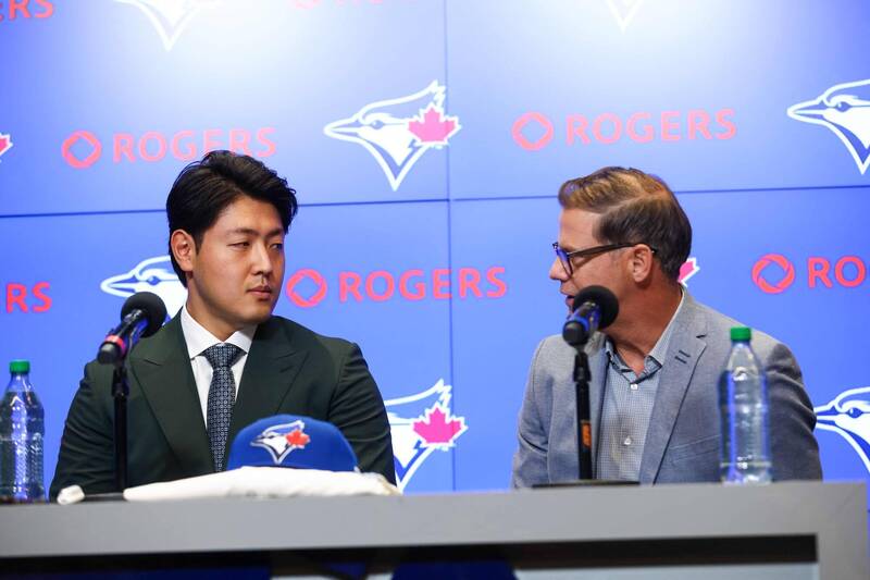 岡本和真與總管亞特金斯。（法新社）