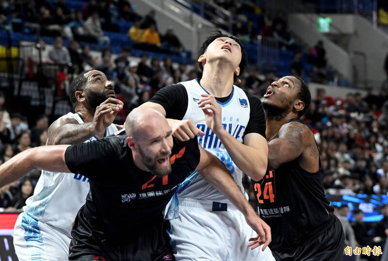 勇士曾祥鈞（右二）首節抓下9籃板，刷新個人單節紀錄。（記者林正堃攝）