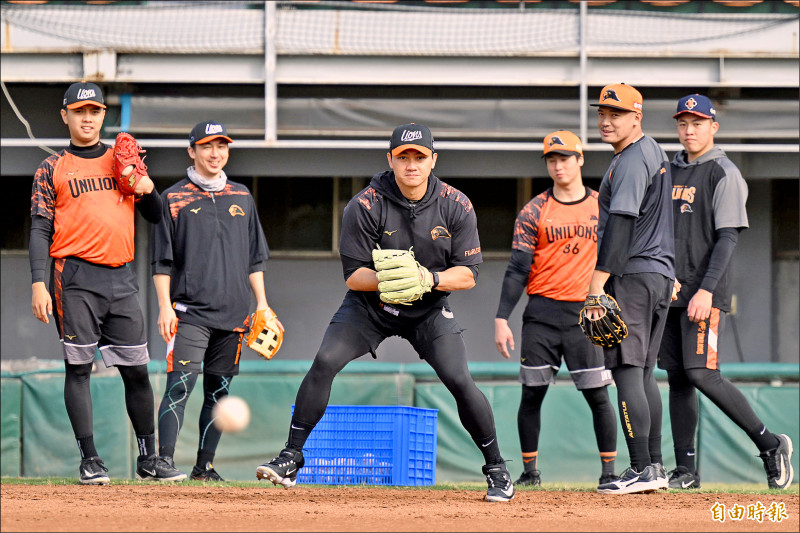 江少慶昨首度參加統一獅團隊練習，總教練林岳平設定他將在4月中下旬登上一軍。（記者李惠洲攝）