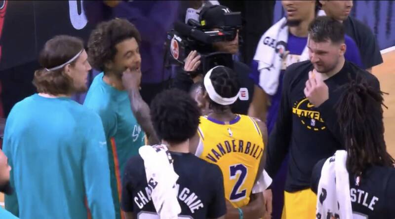 湖人防守悍將范德比爾特失控動手。（取自X）