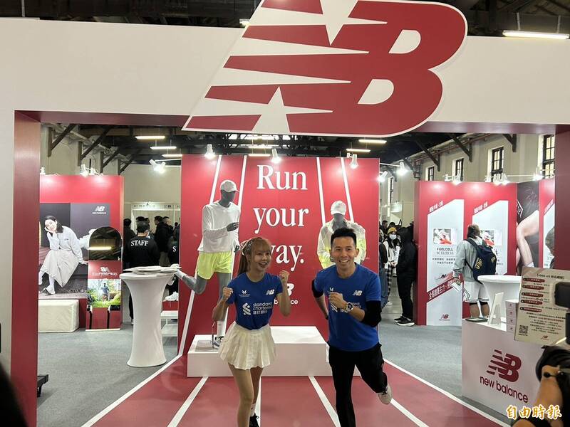 跑班教練梁哲睿（右）。（記者吳孟儒攝）