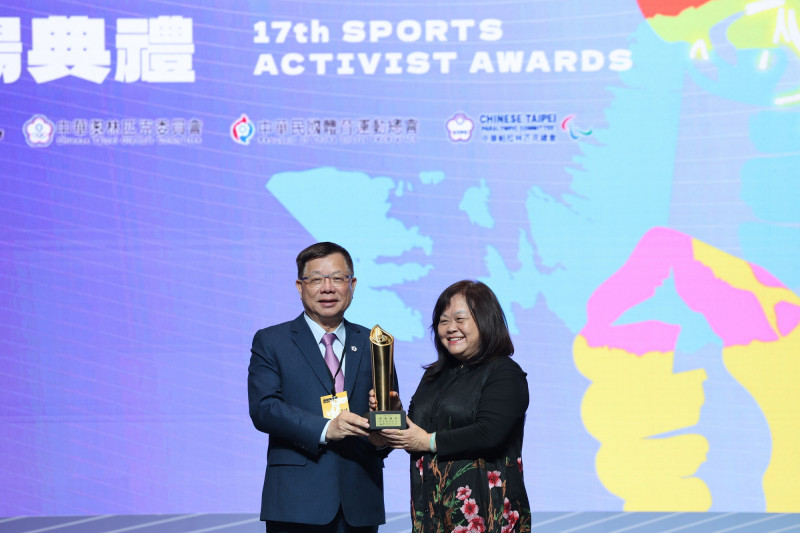 中華民國體育運動記者協會榮譽理事長「珠姐」簡明珠獲頒推展類金質獎。（體記協會提供）