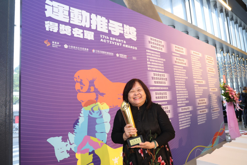 中華民國體育運動記者協會榮譽理事長「珠姐」簡明珠獲頒推展類金質獎。（體記協會提供）