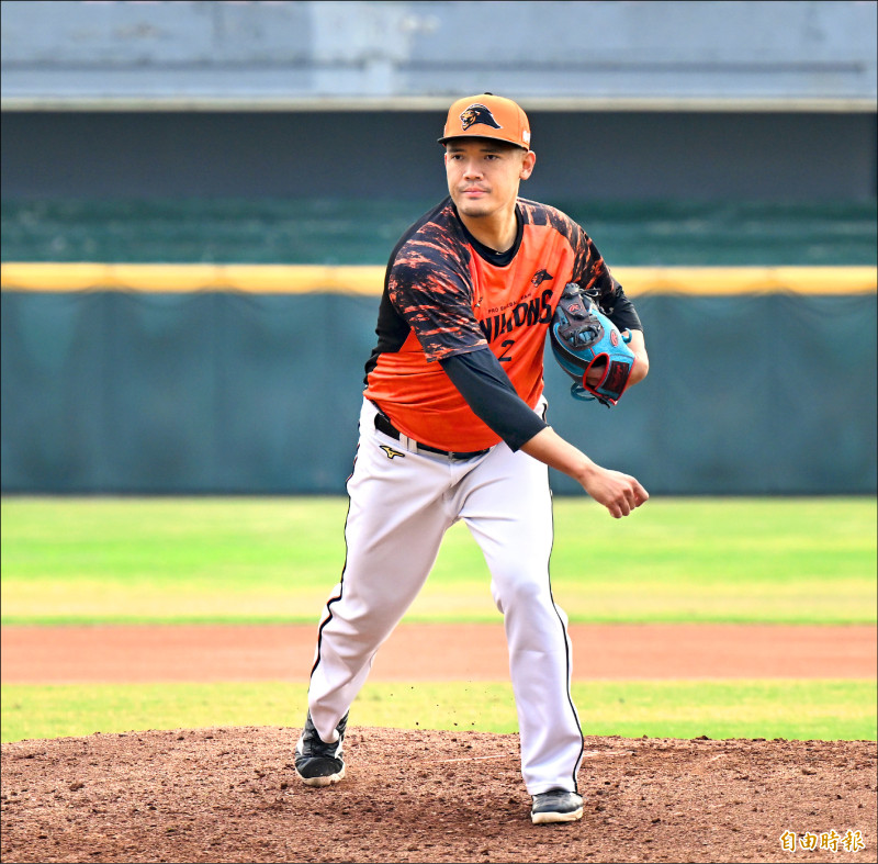 陳韻文求助運科教練曾浩哲，盼治好「劇場上演」的老症頭。（記者李惠洲攝）