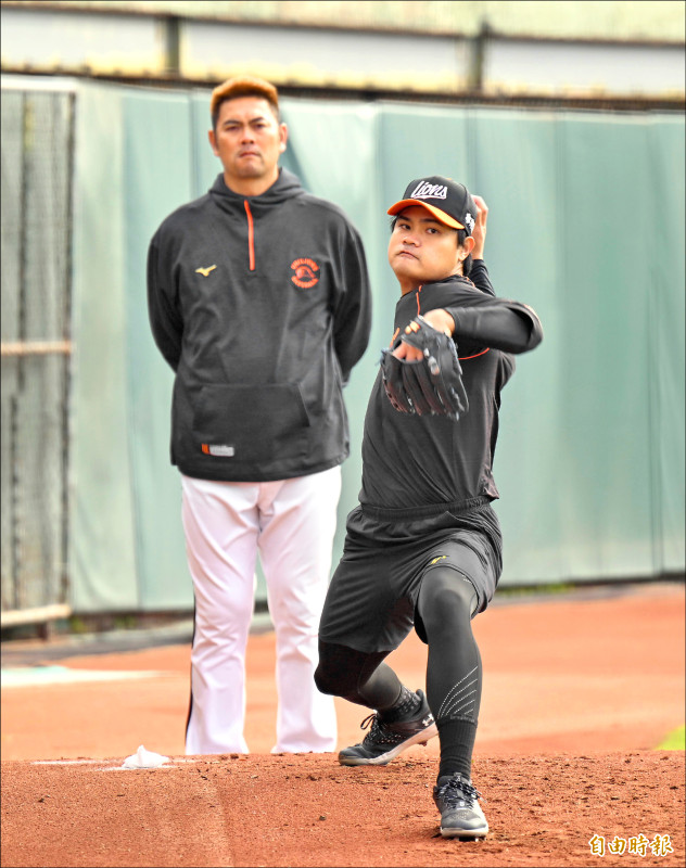 統一獅總頭林岳平將高偉強列為守護神觀察名單。（記者李惠洲攝）