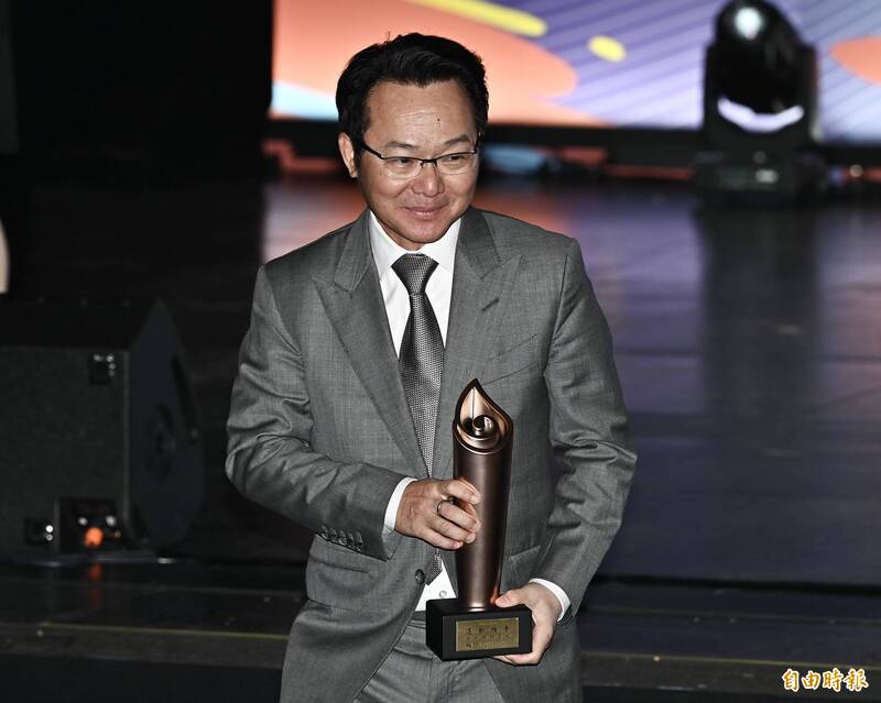 高爾夫球協會理事長王政松獲得運動推手獎贊助類銅質獎，9日出席領獎。（記者塗建榮攝）