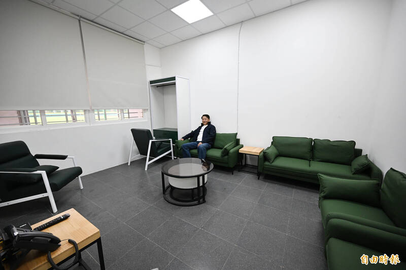 台鋼雄鷹訓練基地總教練休息室。（記者李惠洲攝）
