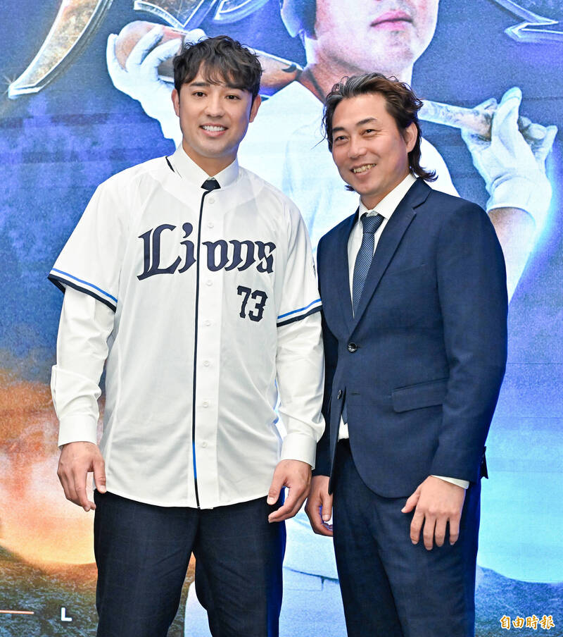 林安可（左）與統一獅總教練林岳平（右）合影。（記者陳志曲攝）