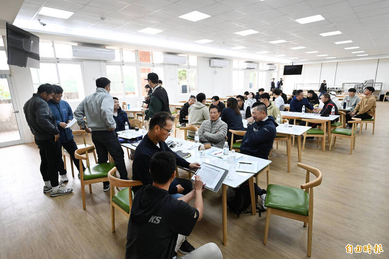 台鋼雄鷹訓練基地餐廳用餐區。（記者李惠洲攝）