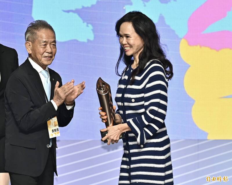 裙襬搖搖高爾夫基金會董事長邱鳳玉（右）獲得運動推手獎贊助類銅質獎殊榮9日出席領獎。（記者塗建榮攝）