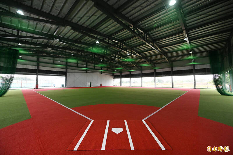 台鋼雄鷹訓練基地室內守備練習場。（記者李惠洲攝）