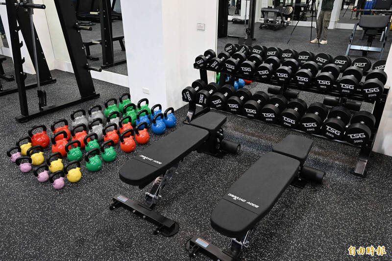 台鋼雄鷹訓練基地球員重訓室。（記者李惠洲攝）