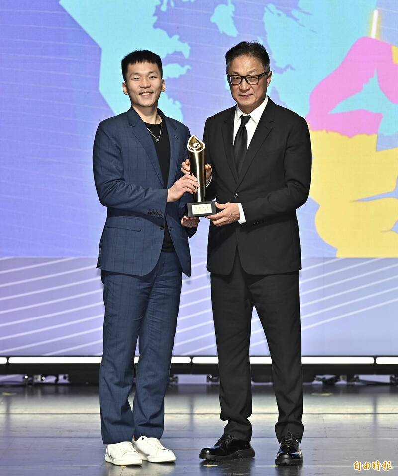 中國信託商業銀行獲得運動推手獎贊助類金質獎，中信金控董事會祕書長高人傑（右）9日出席代表領獎。（記者塗建榮攝）