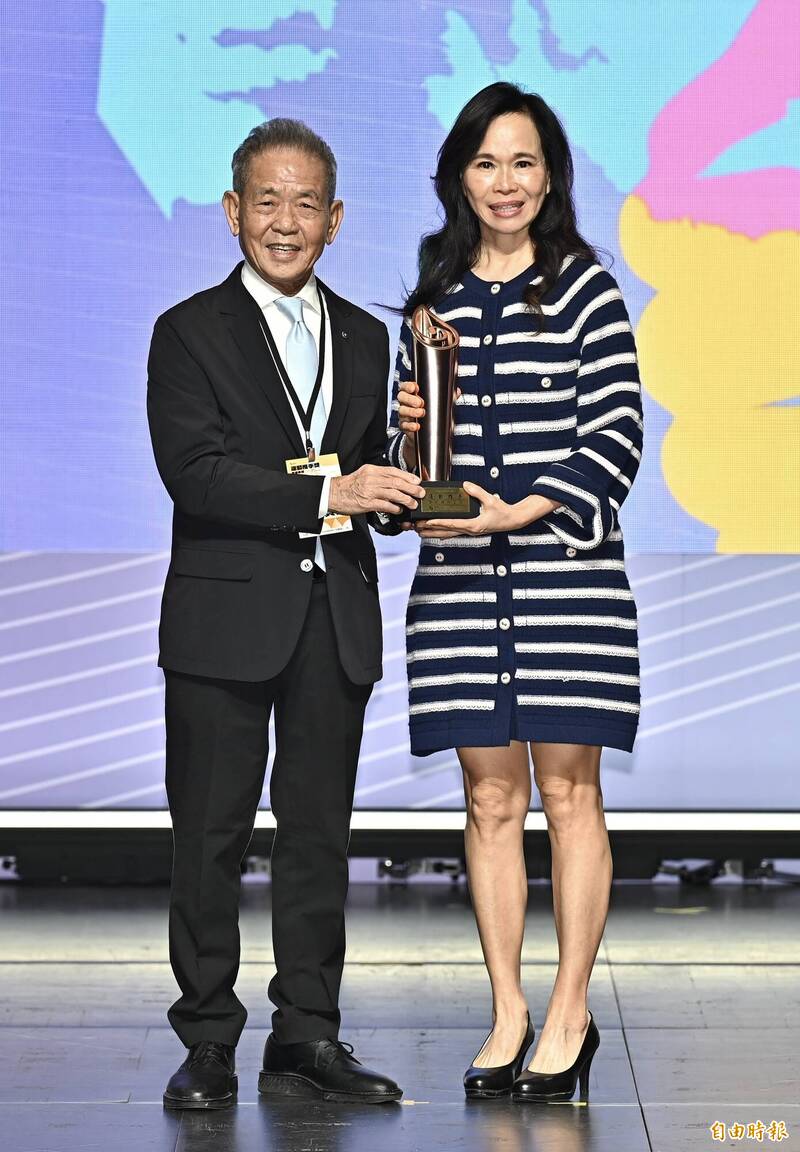 裙襬搖搖高爾夫基金會董事長邱鳳玉（右）獲得運動推手獎贊助類銅質獎殊榮9日出席領獎。（記者塗建榮攝）