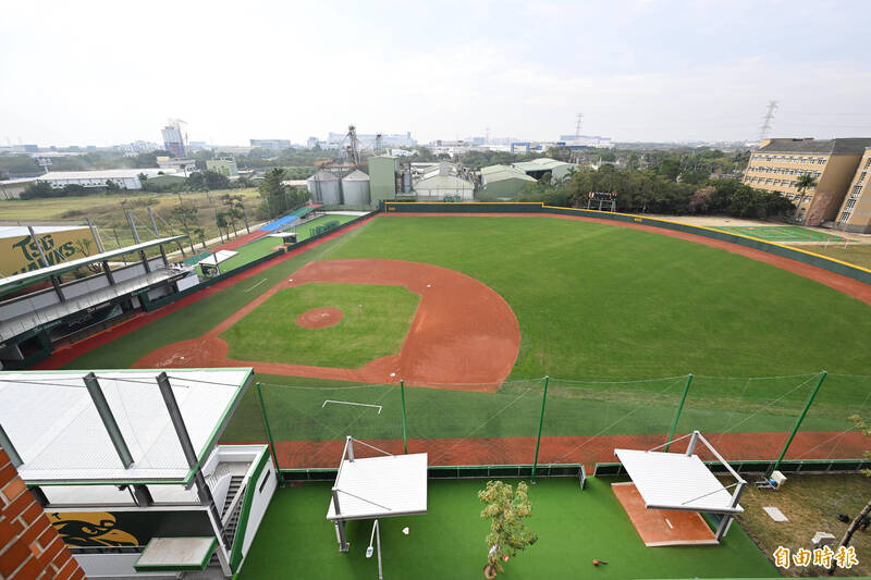 台鋼雄鷹斥資3億打造訓練基地「皇鷹學院」棒球場。（記者李惠洲攝）