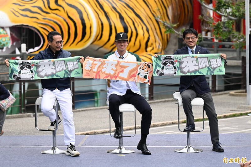 台鋼替黃子鵬出一系列周邊商品。（記者李惠洲攝）